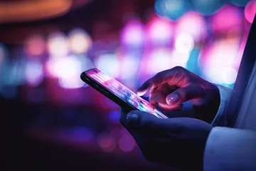 উজ্জ্বল স্লট মেশিনের পাশে হাস্যোজ্জ্বল এক নারী—যা 2777DET–এর রোমাঞ্চকর স্লট সংগ্রহকে উপস্থাপন করে।